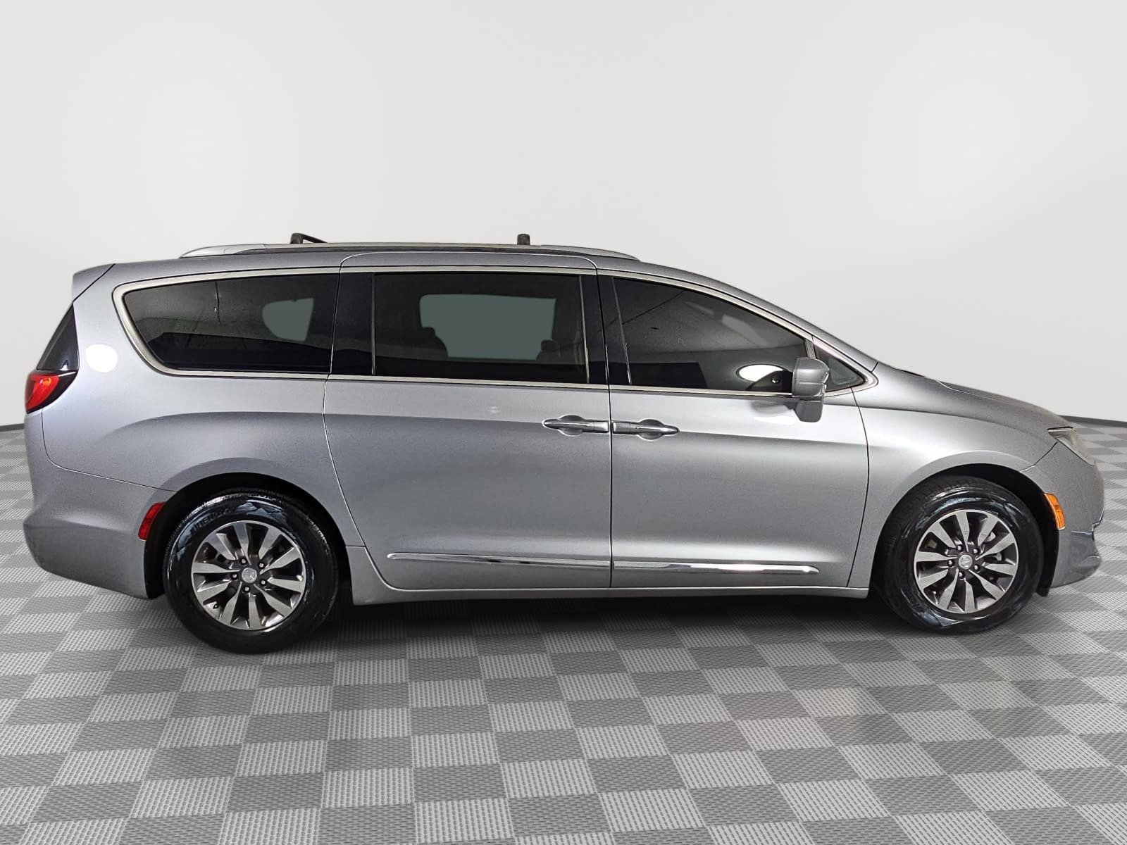 Used 2019 Chrysler Pacifica Touring-L Plus FWD image 9