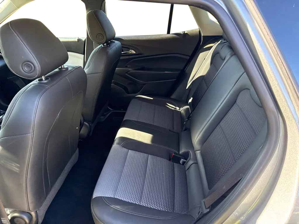 Used 2025 Chevrolet Trax LT FWD image 28