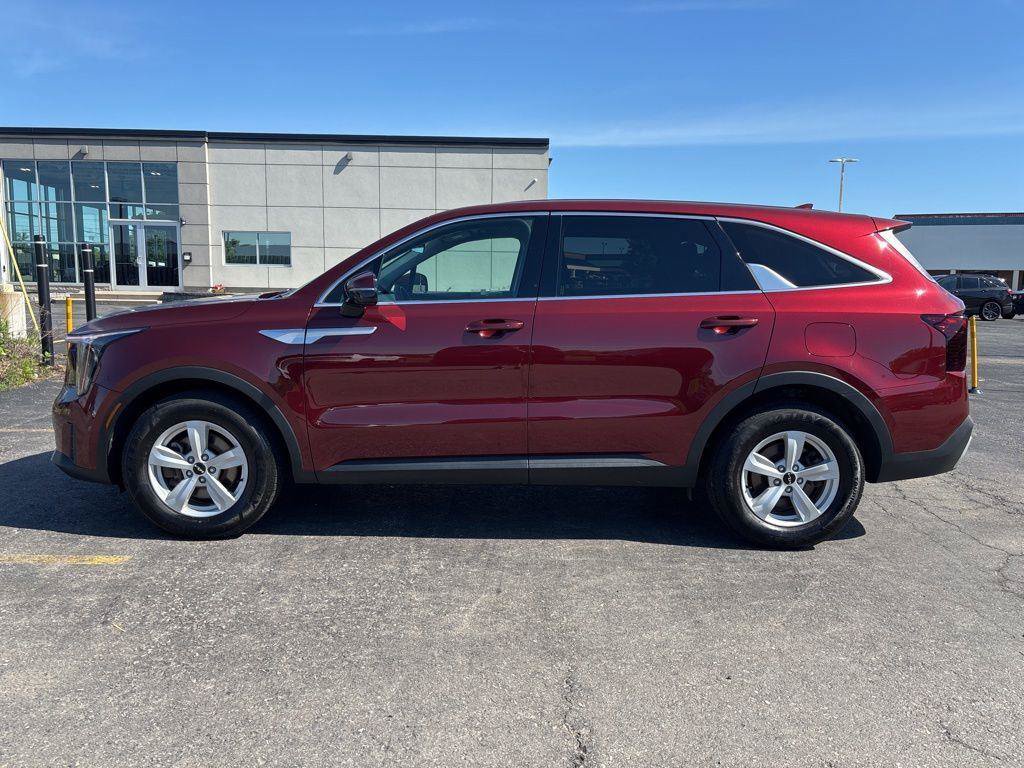 Used 2025 Kia Sorento LX FWD image 4