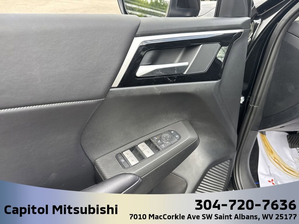 New 2025 Mitsubishi Outlander SE image 18