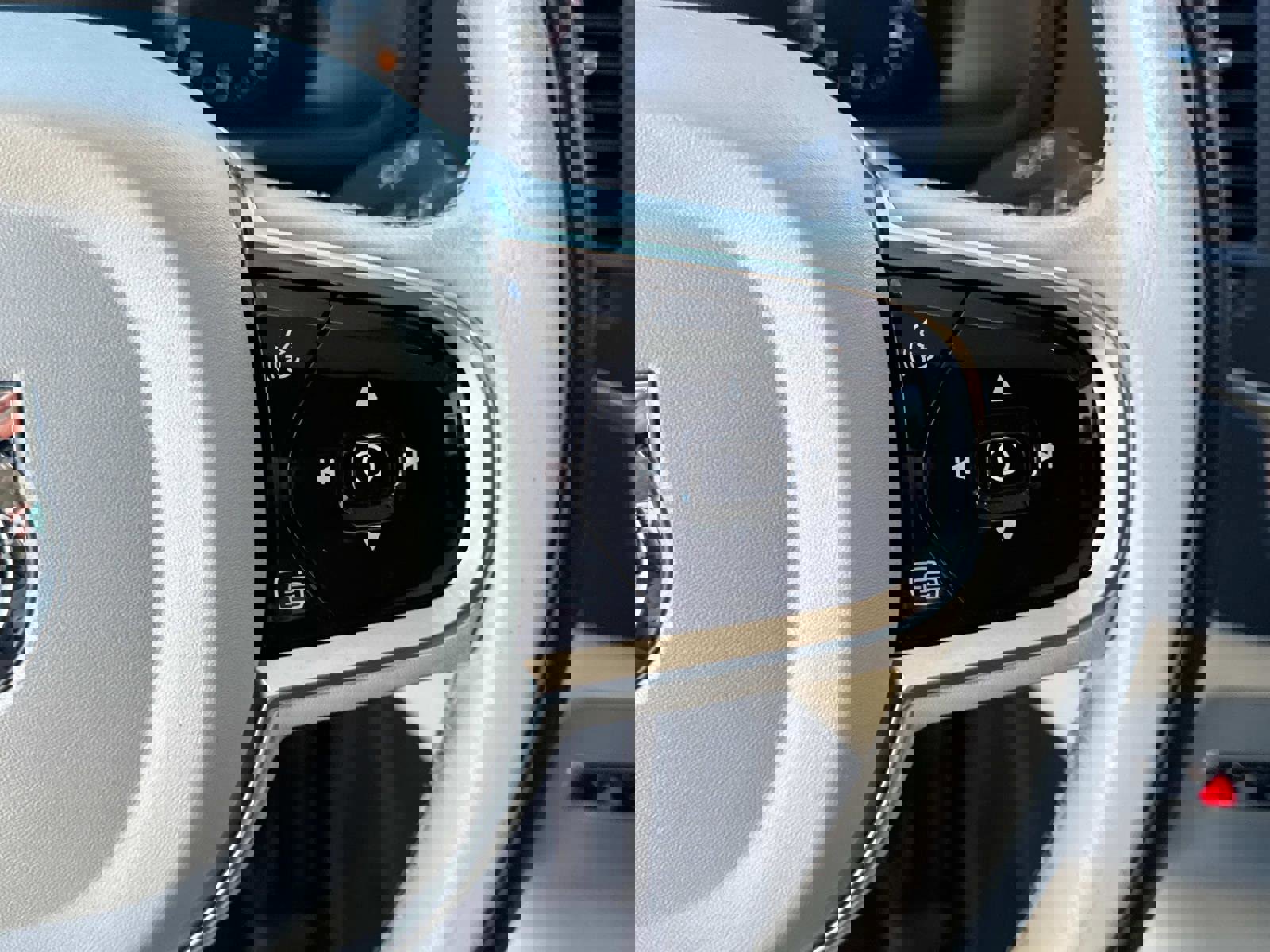 Used 2017 Volvo XC90 T6 Momentum w/ Vision Package image 26