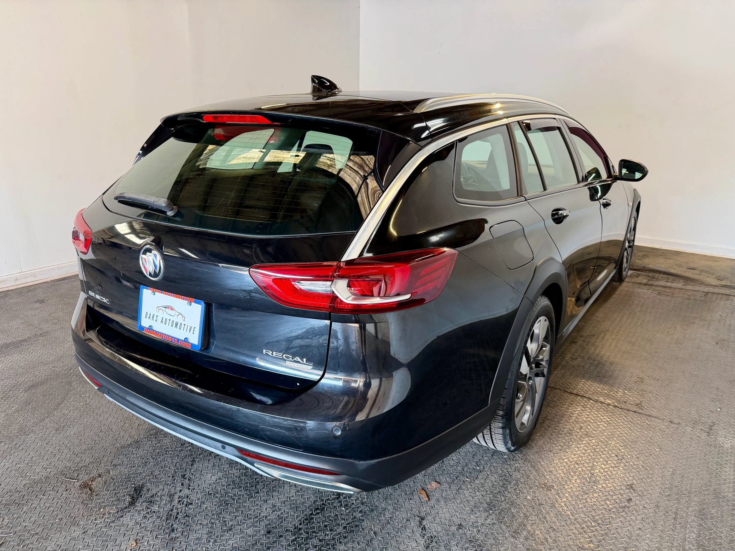 Used 2018 Buick Regal Essence w/ Driver Confidence Package #1 AWD/4WD image 7