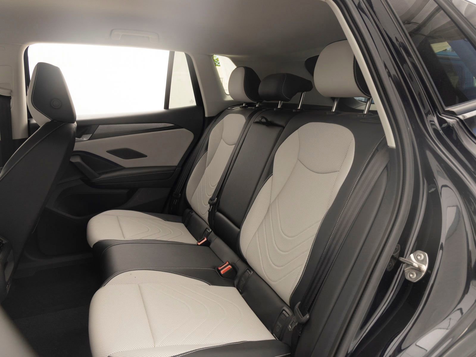 Used 2025 Volkswagen Tiguan SE image 19