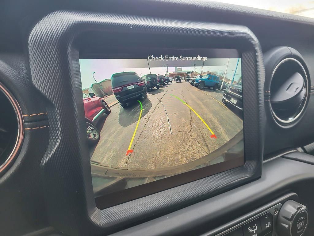 Used 2022 Jeep Wrangler Unlimited Sahara AWD/4WD image 15