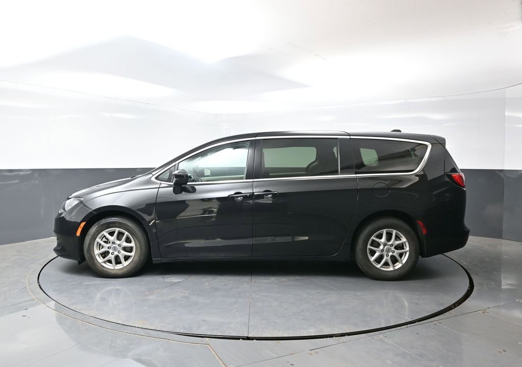 Used 2023 Chrysler Voyager LX FWD image 11