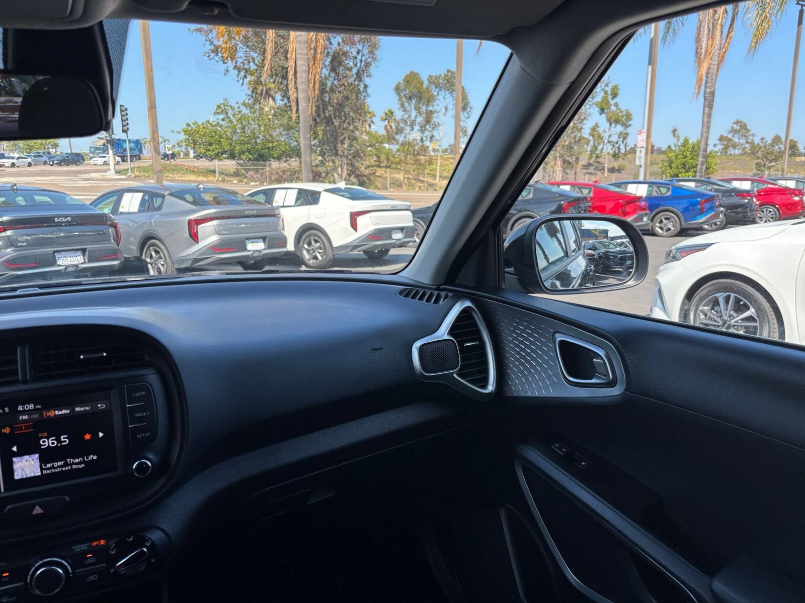 Used 2025 Kia Soul LX w/ LX Technology Package FWD image 32