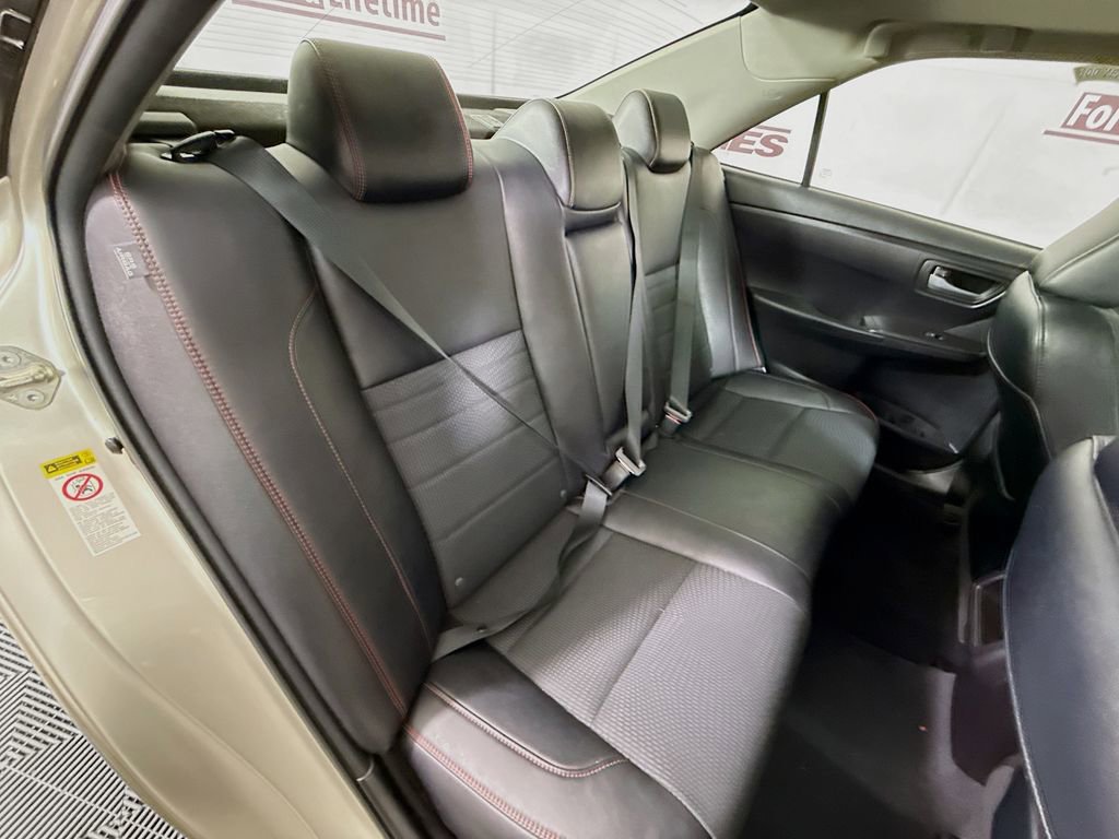 Used 2017 Toyota Camry SE w/ Moonroof Package FWD image 27
