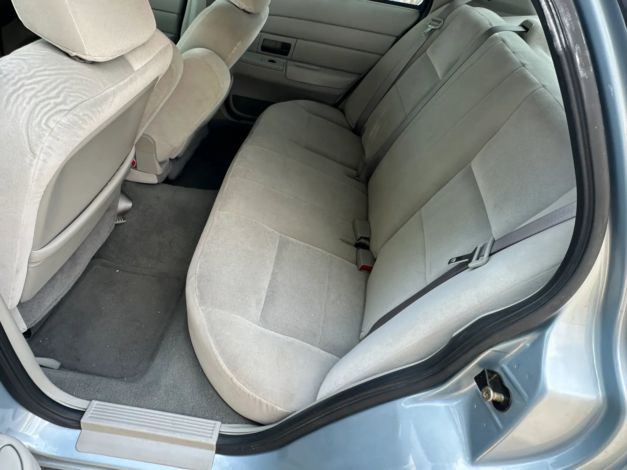 Used 2005 Ford Crown Victoria RWD image 12