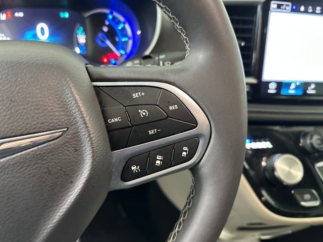 Used 2023 Chrysler Pacifica Touring-L image 16