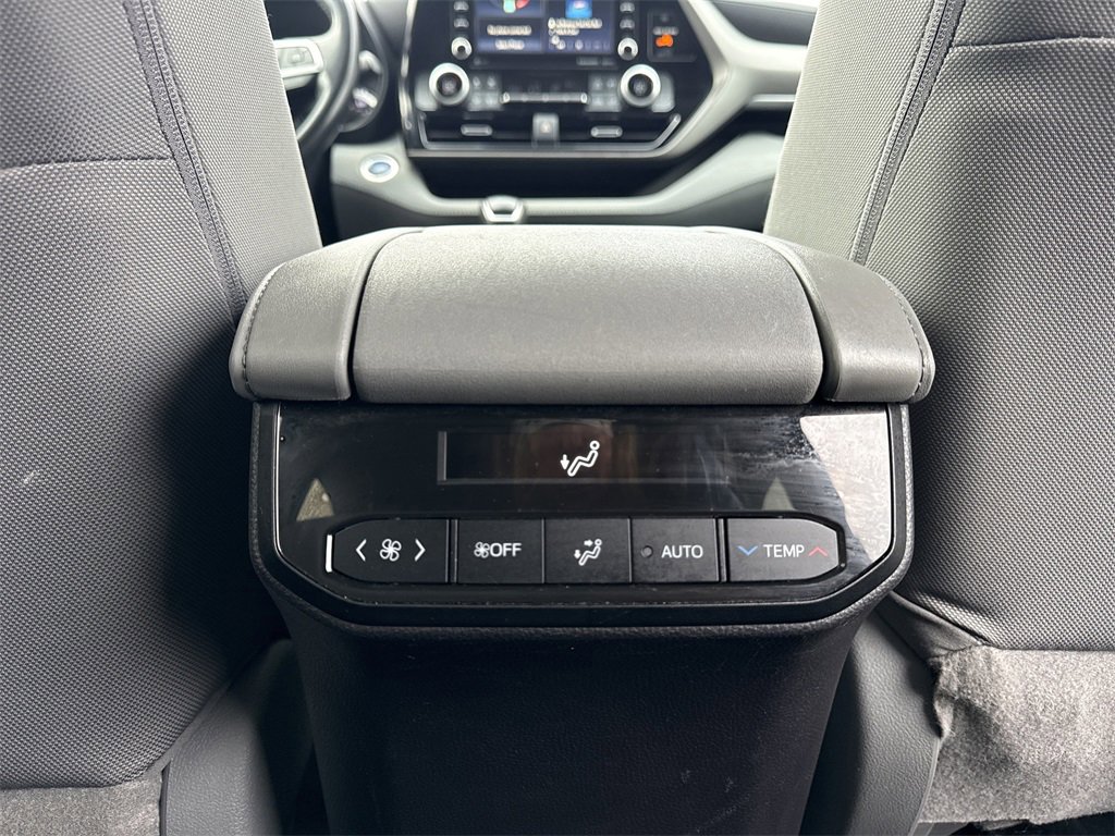 Used 2021 Toyota Highlander LE image 24