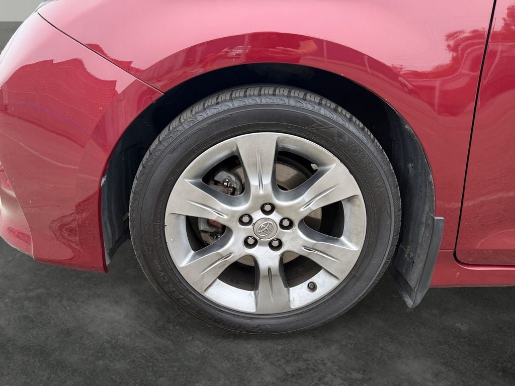Used 2013 Toyota Sienna SE FWD image 4