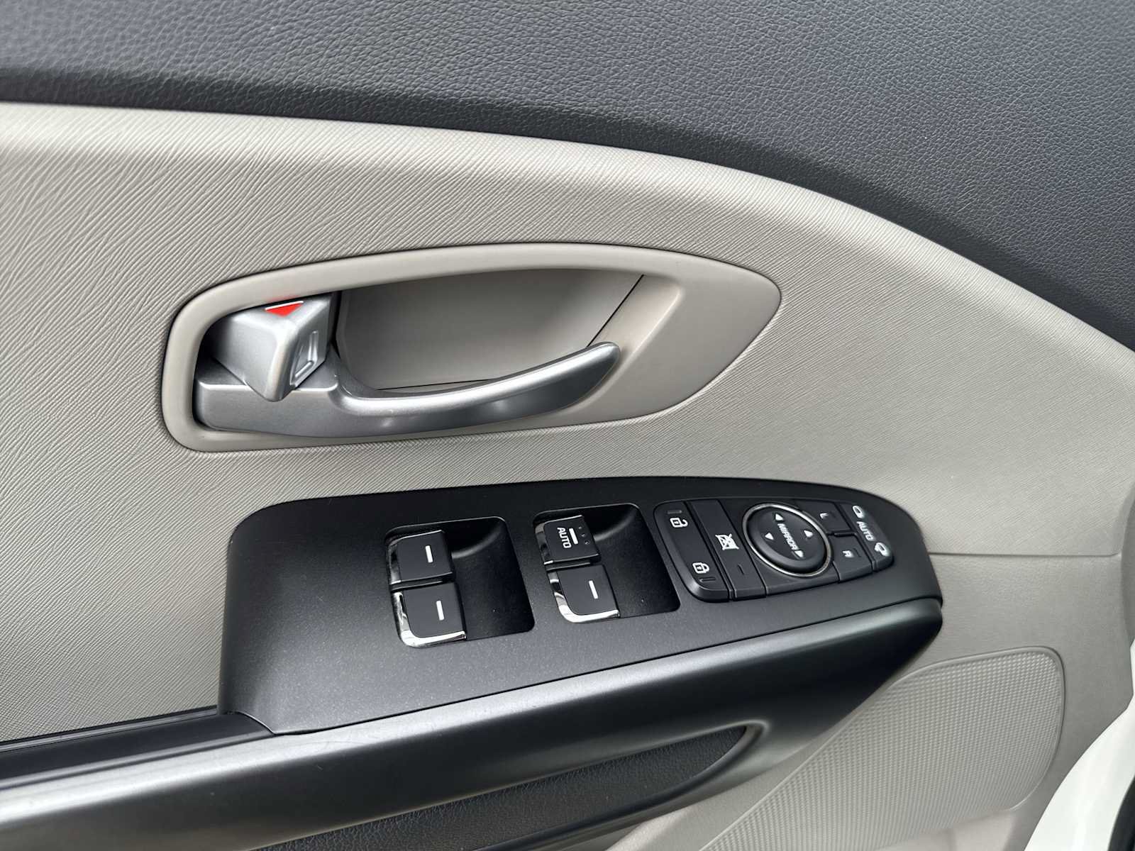 Used 2016 Kia Sedona LX w/ LX Essentials Premium Package FWD image 13