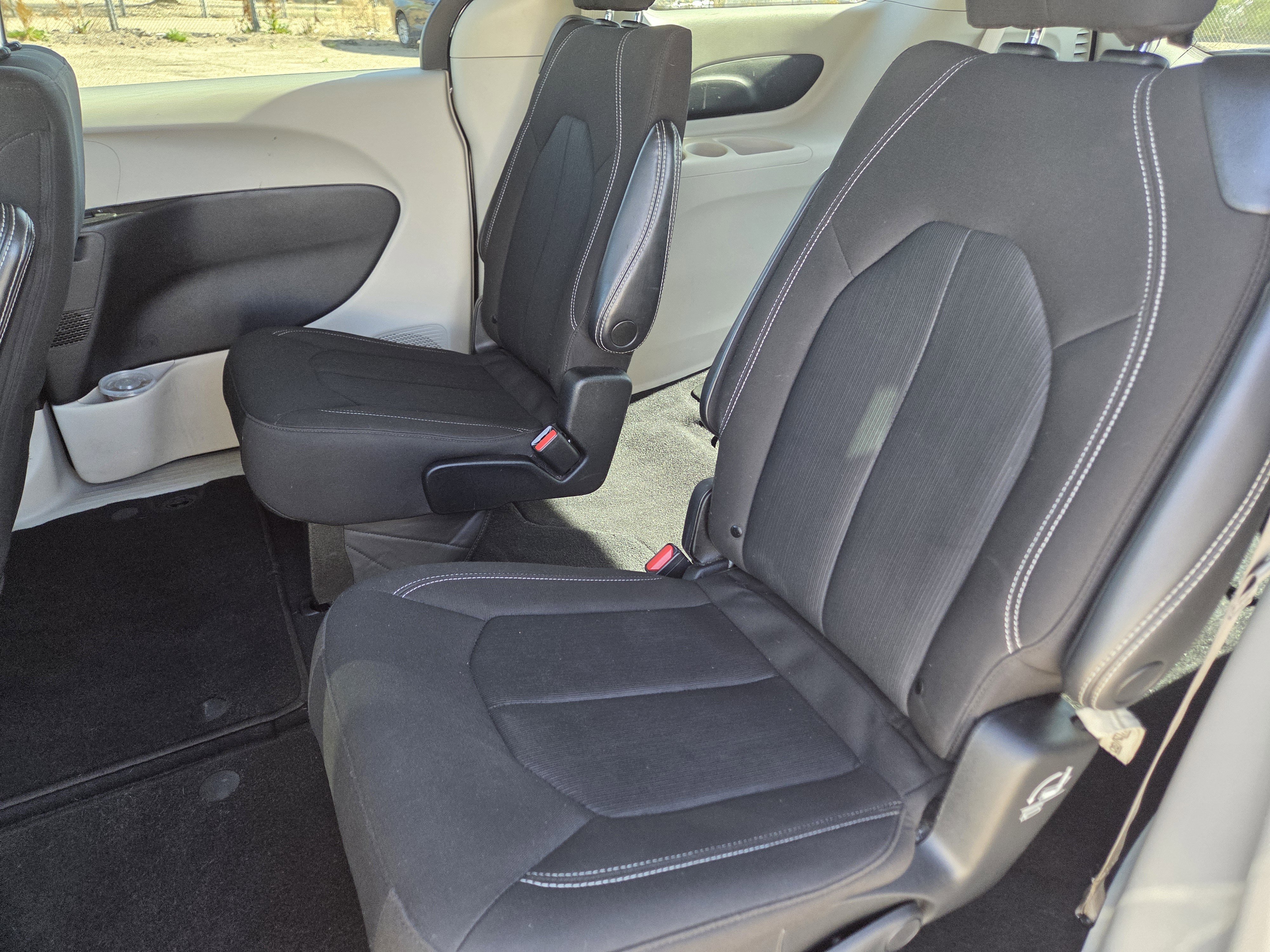 Used 2022 Chrysler Voyager LX image 18