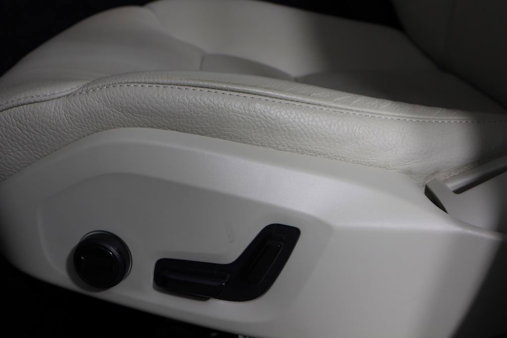 Used 2023 Volvo XC60 B5 Plus w/ Climate Package image 24