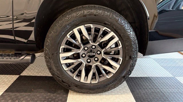 Used 2025 Chevrolet Suburban Z71 AWD/4WD image 12