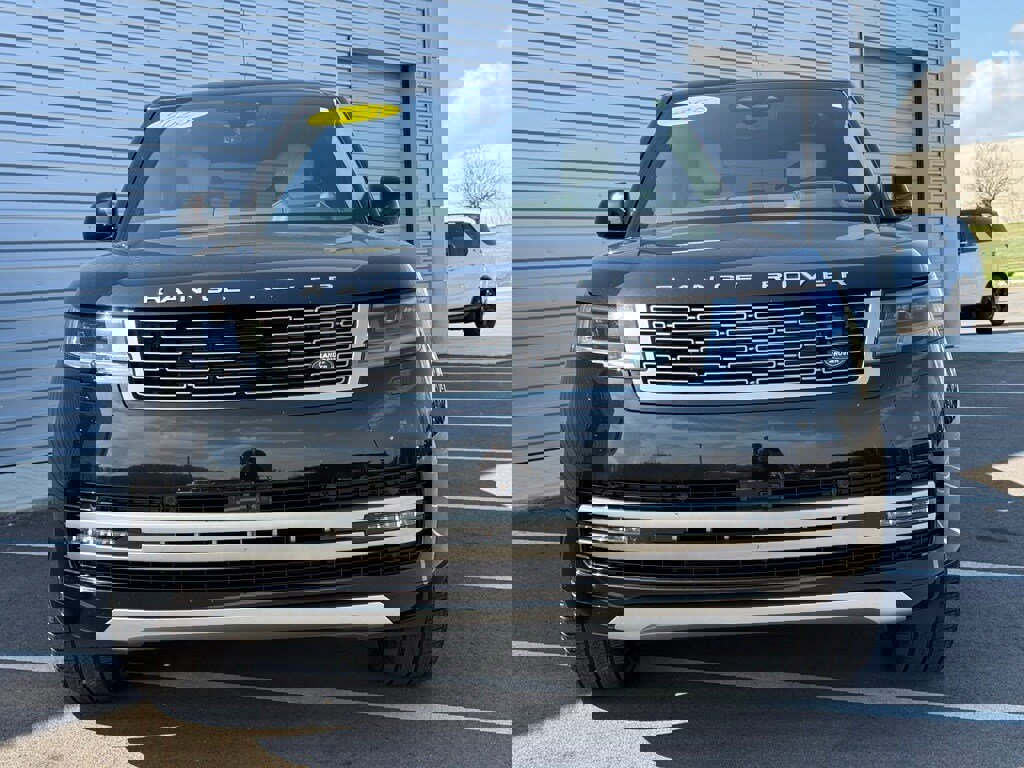 Used 2025 Land Rover Range Rover SE image 2