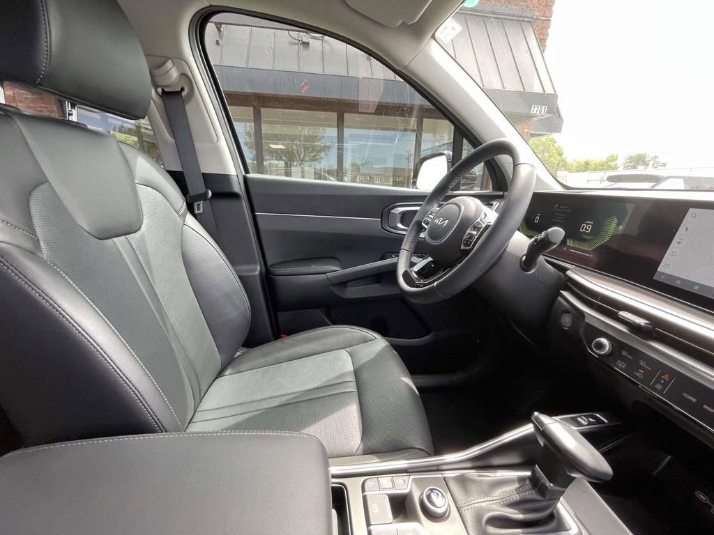 Certified 2025 Kia Sorento EX image 16