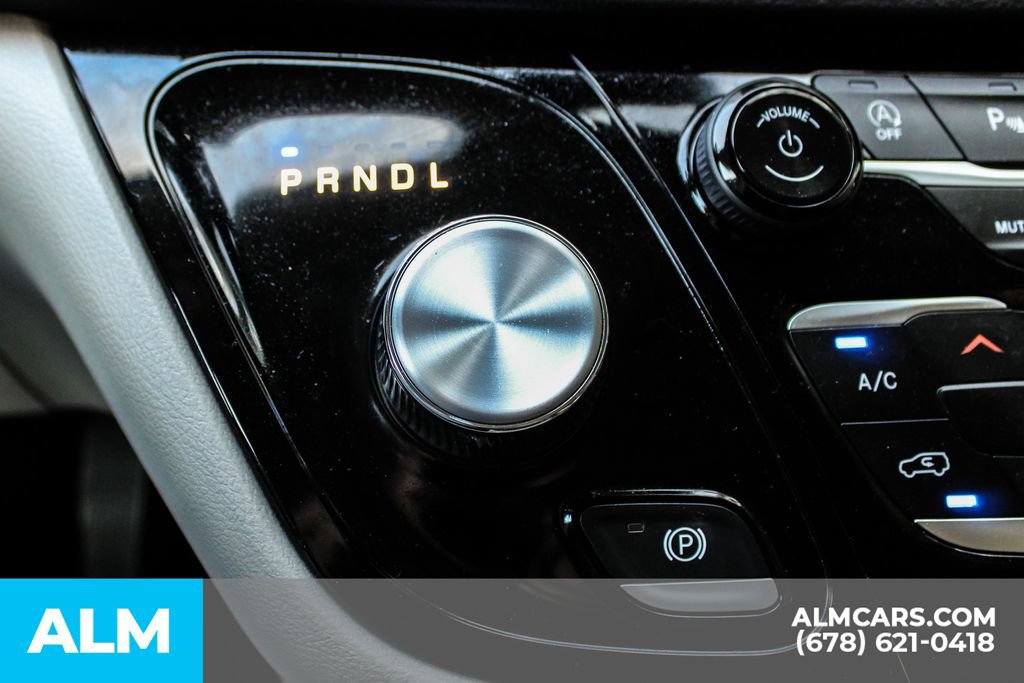 Used 2023 Chrysler Pacifica Touring-L FWD image 36