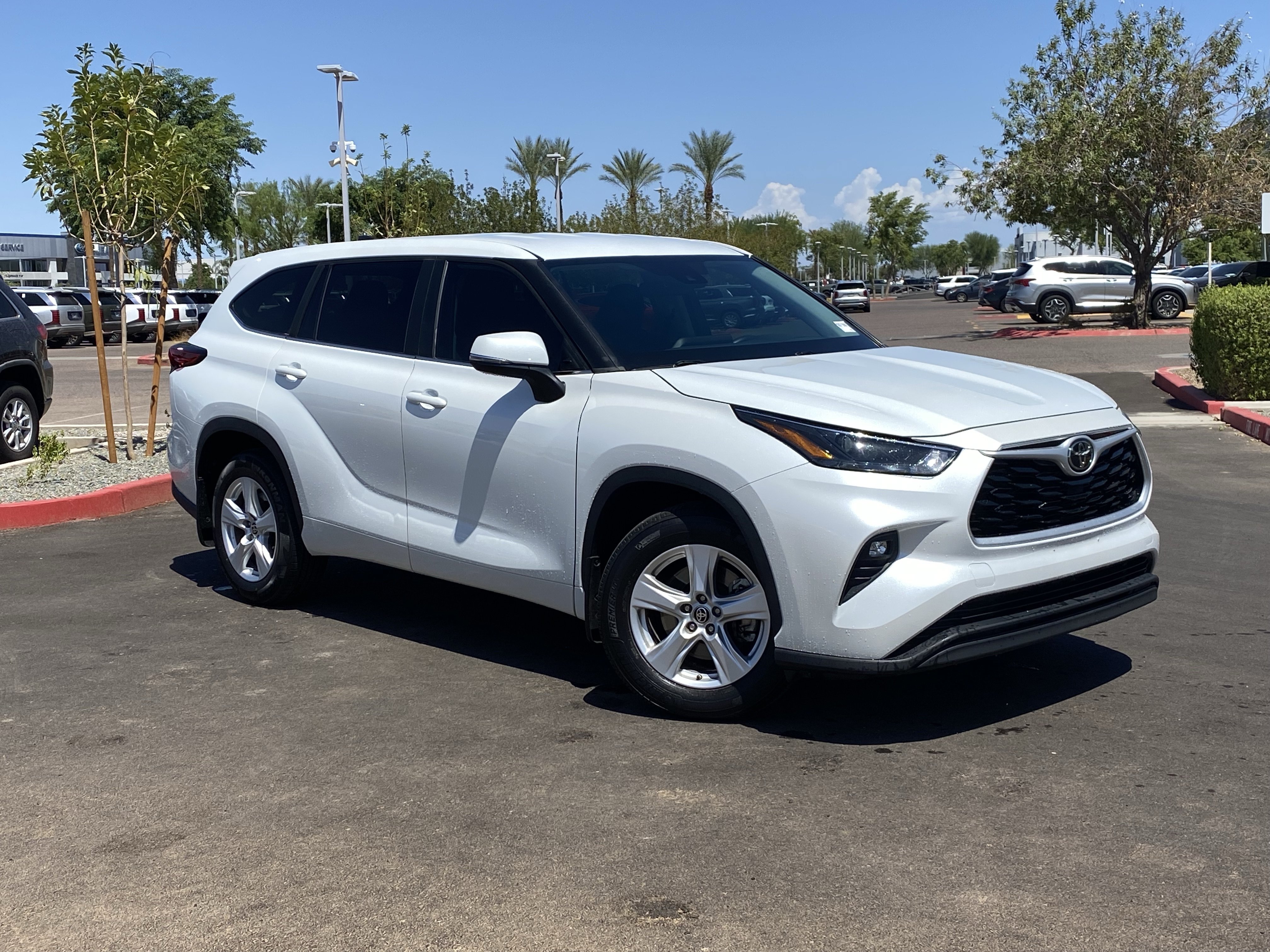 Used 2023 Toyota Highlander LE AWD/4WD image 33
