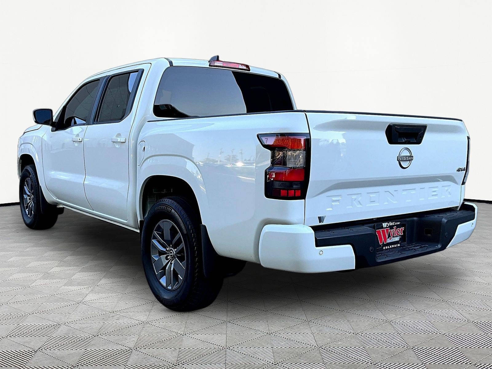 Used 2025 Nissan Frontier SV AWD/4WD image 4