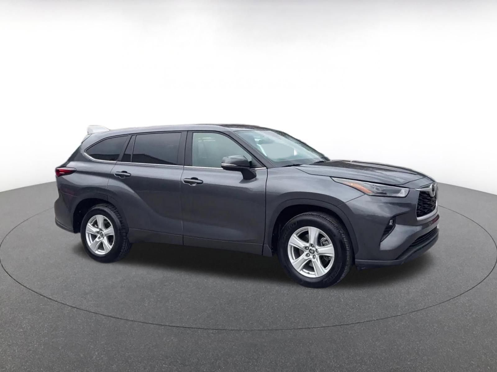 Used 2025 Toyota Highlander LE image 2