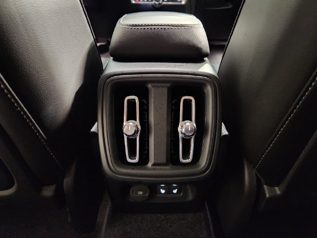 Certified 2026 Volvo XC40 B5 Plus AWD/4WD image 31