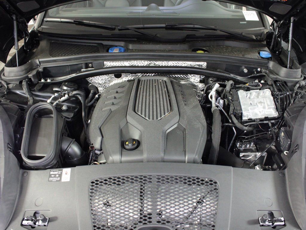 Certified 2025 Porsche Macan image 38