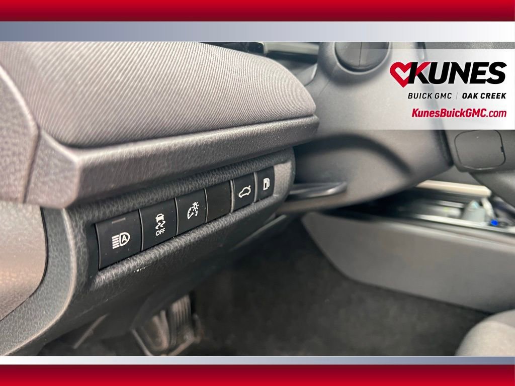 Used 2025 Toyota Camry SE image 13