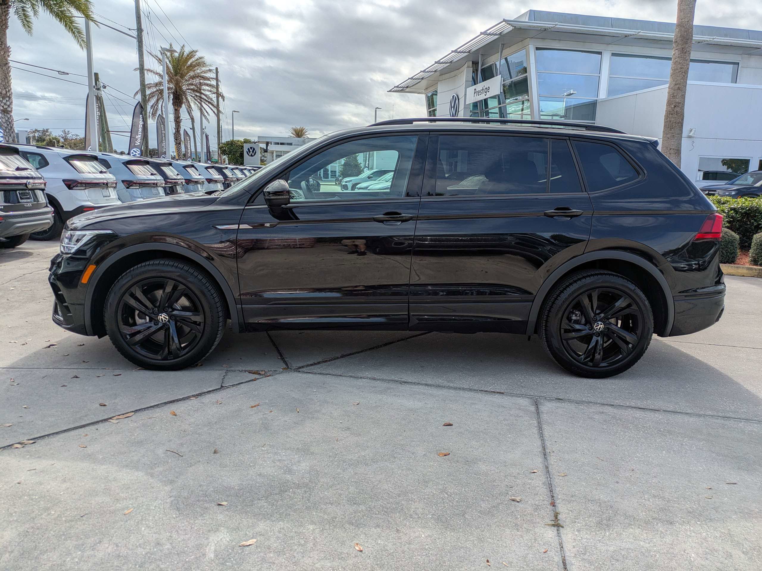 Used 2024 Volkswagen Tiguan SE R-Line image 7