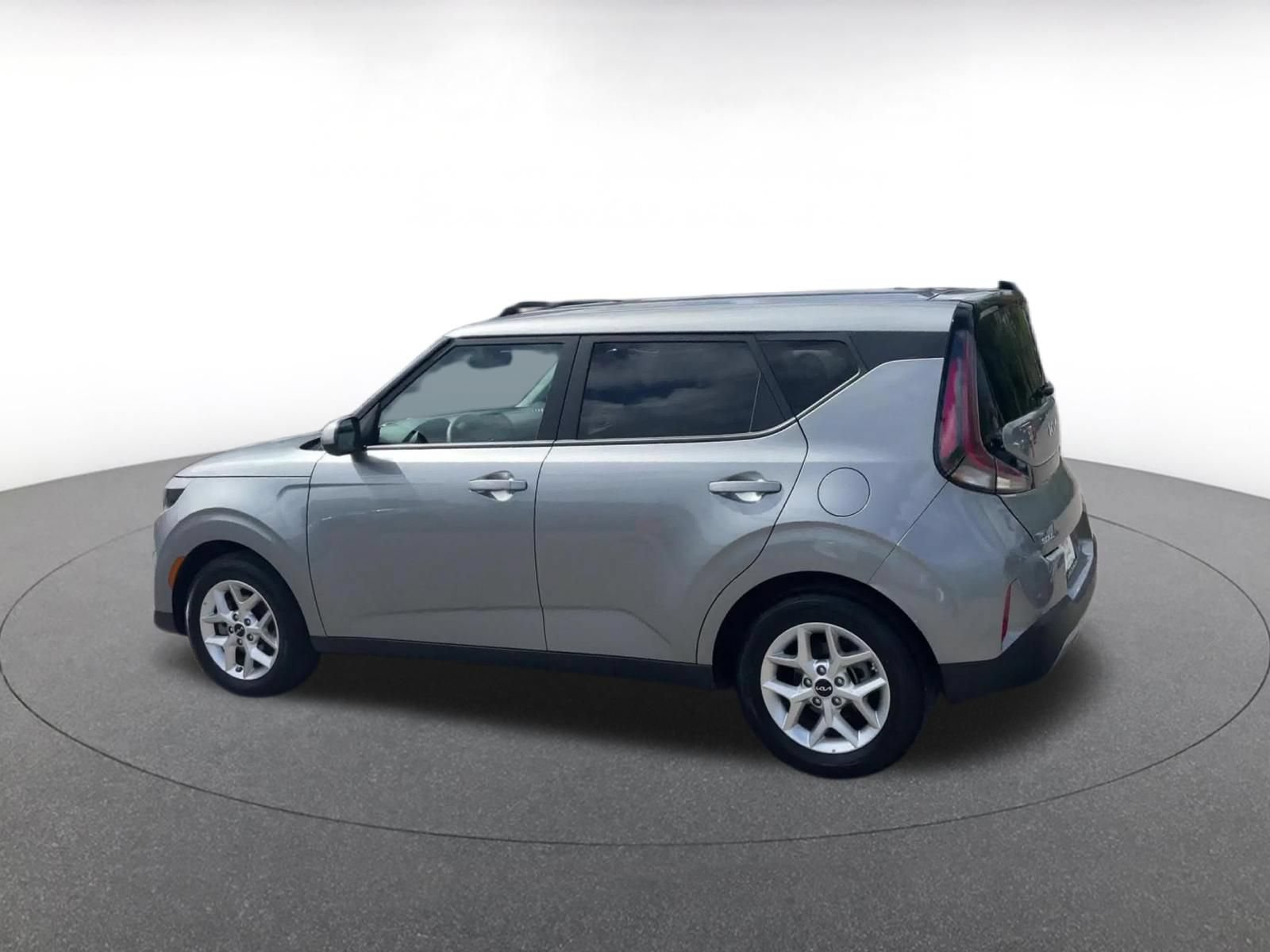 Used 2025 Kia Soul LX w/ LX Technology Package FWD image 9