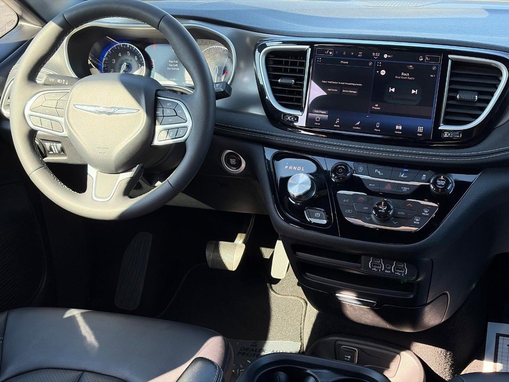 Used 2025 Chrysler Pacifica Select FWD image 11