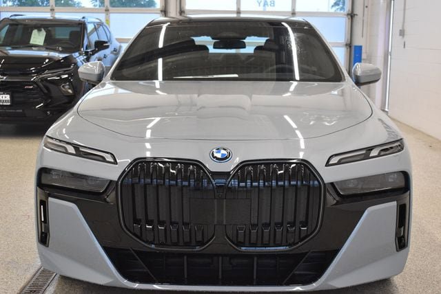 New 2026 BMW i7 xDrive60 w/ Premium Package AWD/4WD image 3