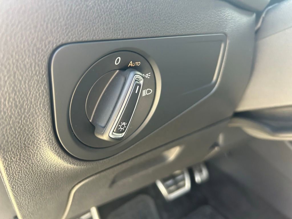 Certified 2022 Volkswagen Tiguan SE R-Line image 53