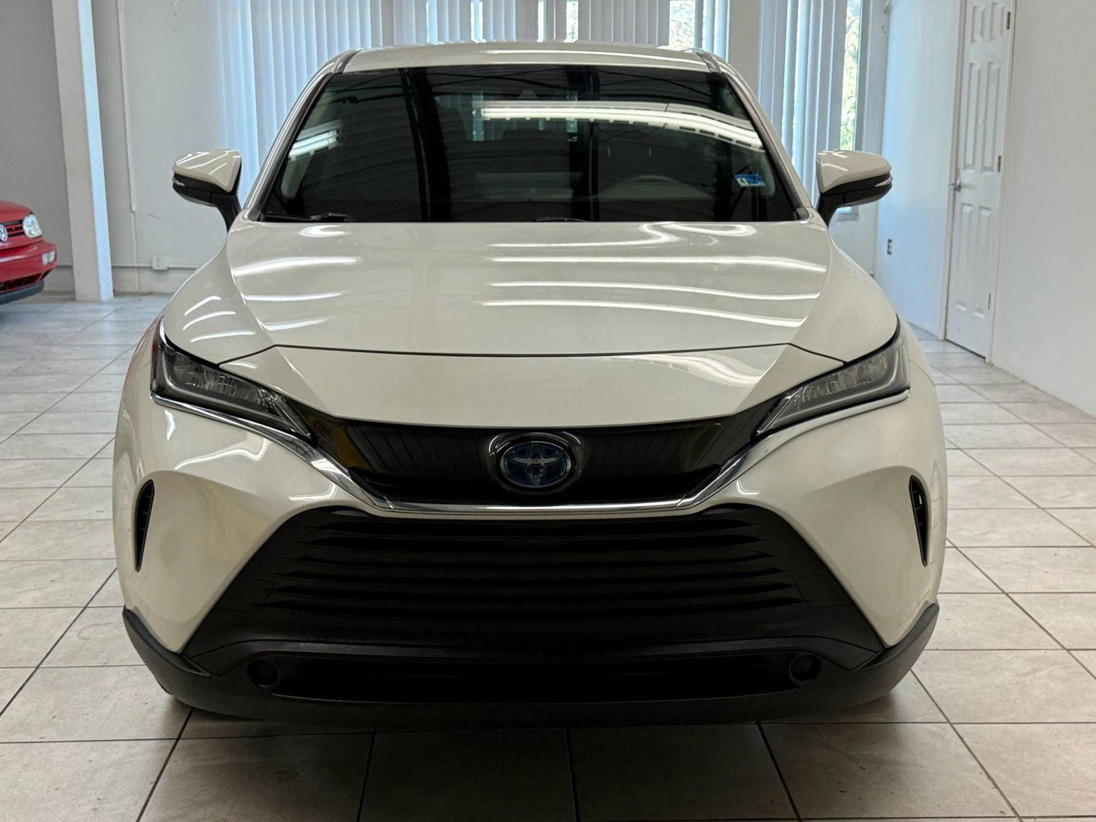 Used 2021 Toyota Venza LE image 2