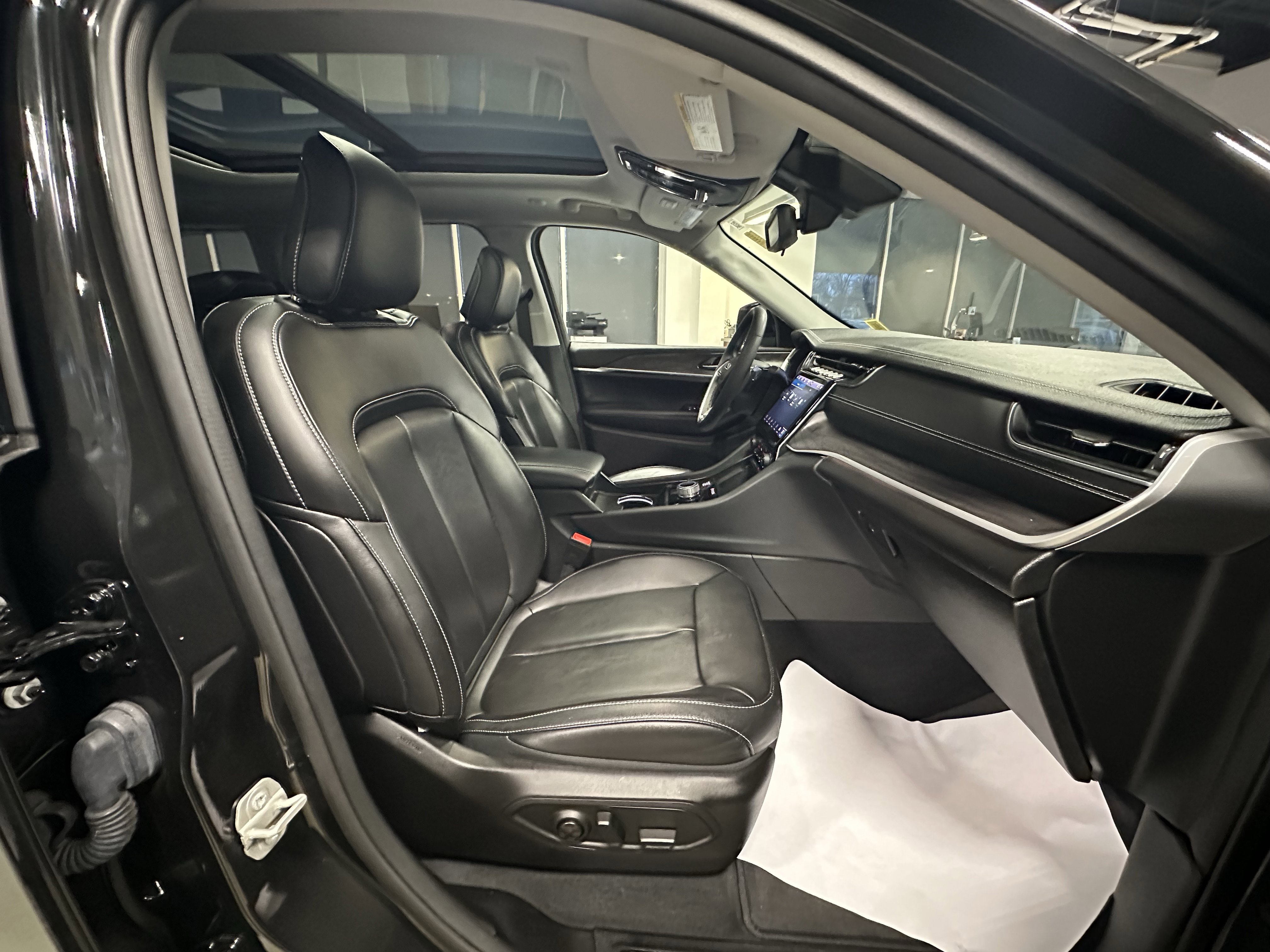 Used 2023 Jeep Grand Cherokee Limited image 22