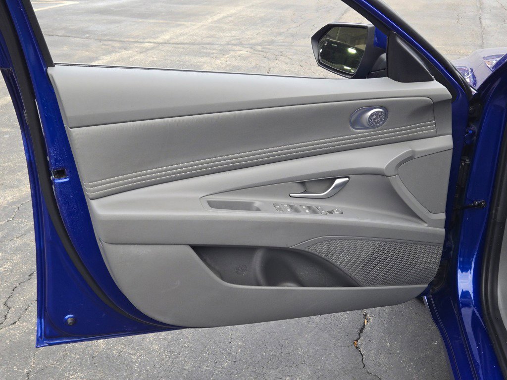 Used 2025 Hyundai Elantra SEL FWD image 17