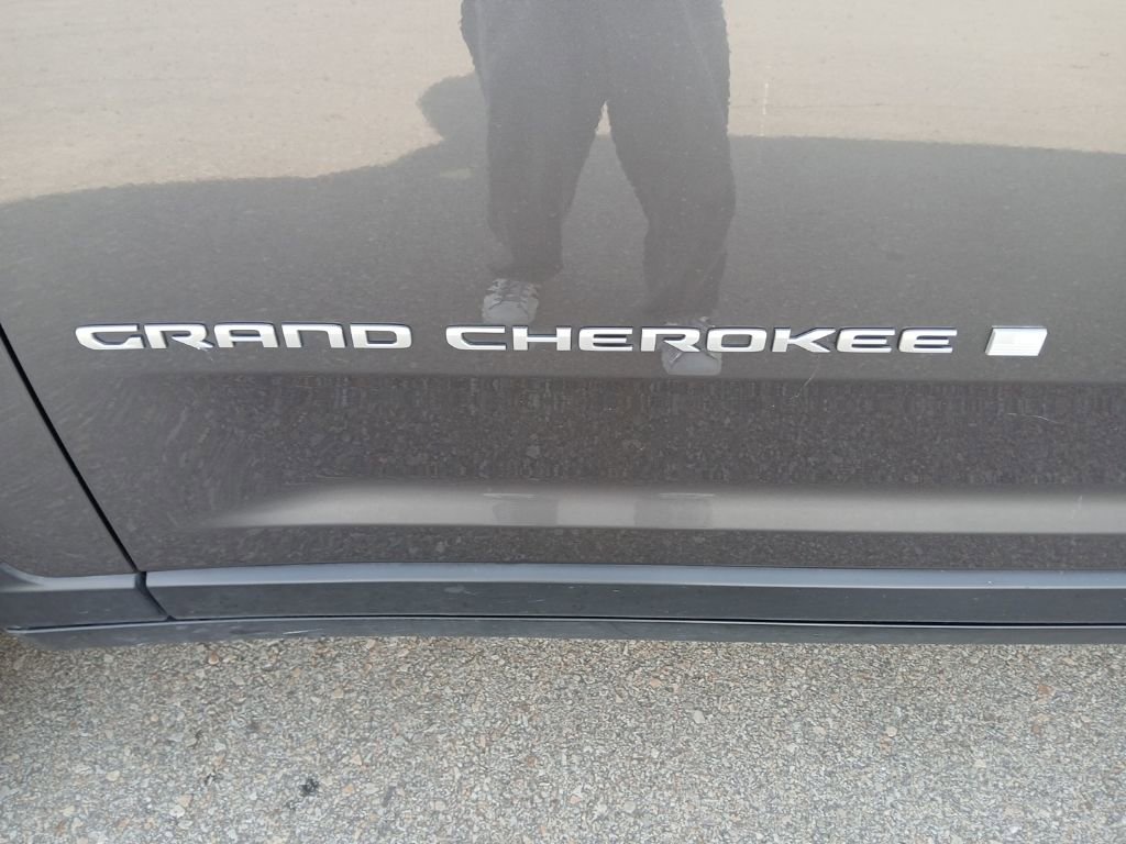 Used 2024 Jeep Grand Cherokee L Limited w/ Luxury Tech Group II image 11