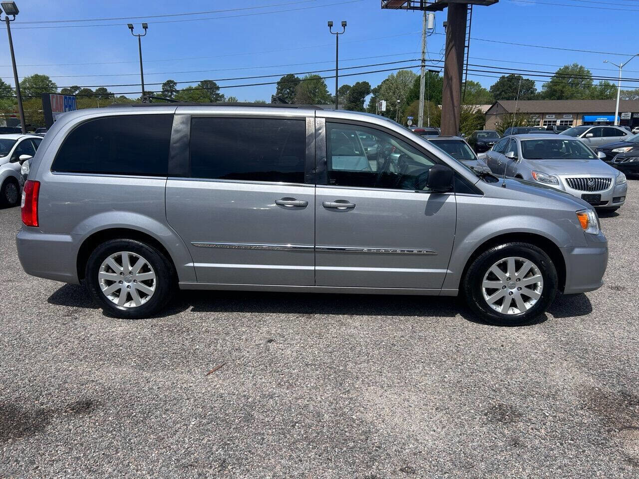 Used 2015 Chrysler Town & Country Touring image 8