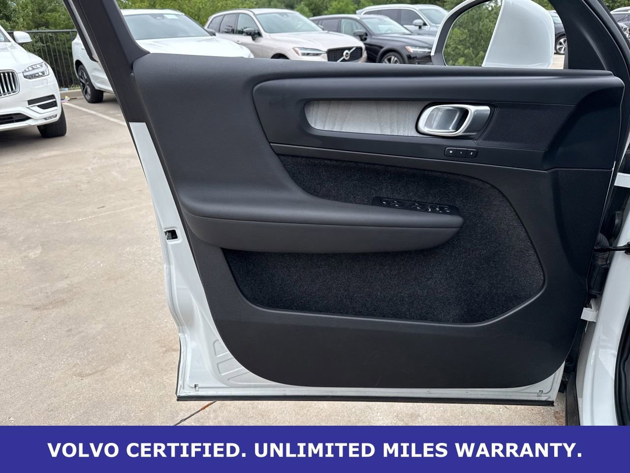 Used 2025 Volvo XC40 B5 Core AWD/4WD image 17