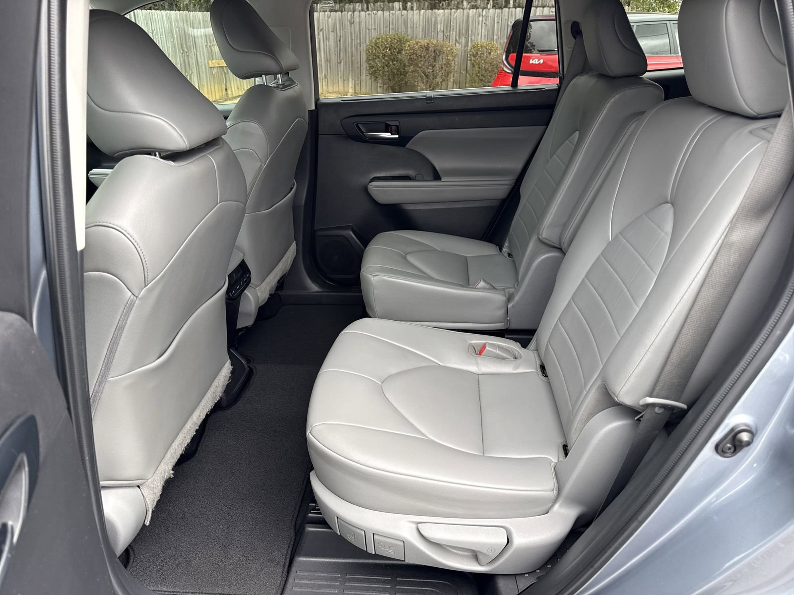 Used 2022 Toyota Highlander XLE FWD image 10