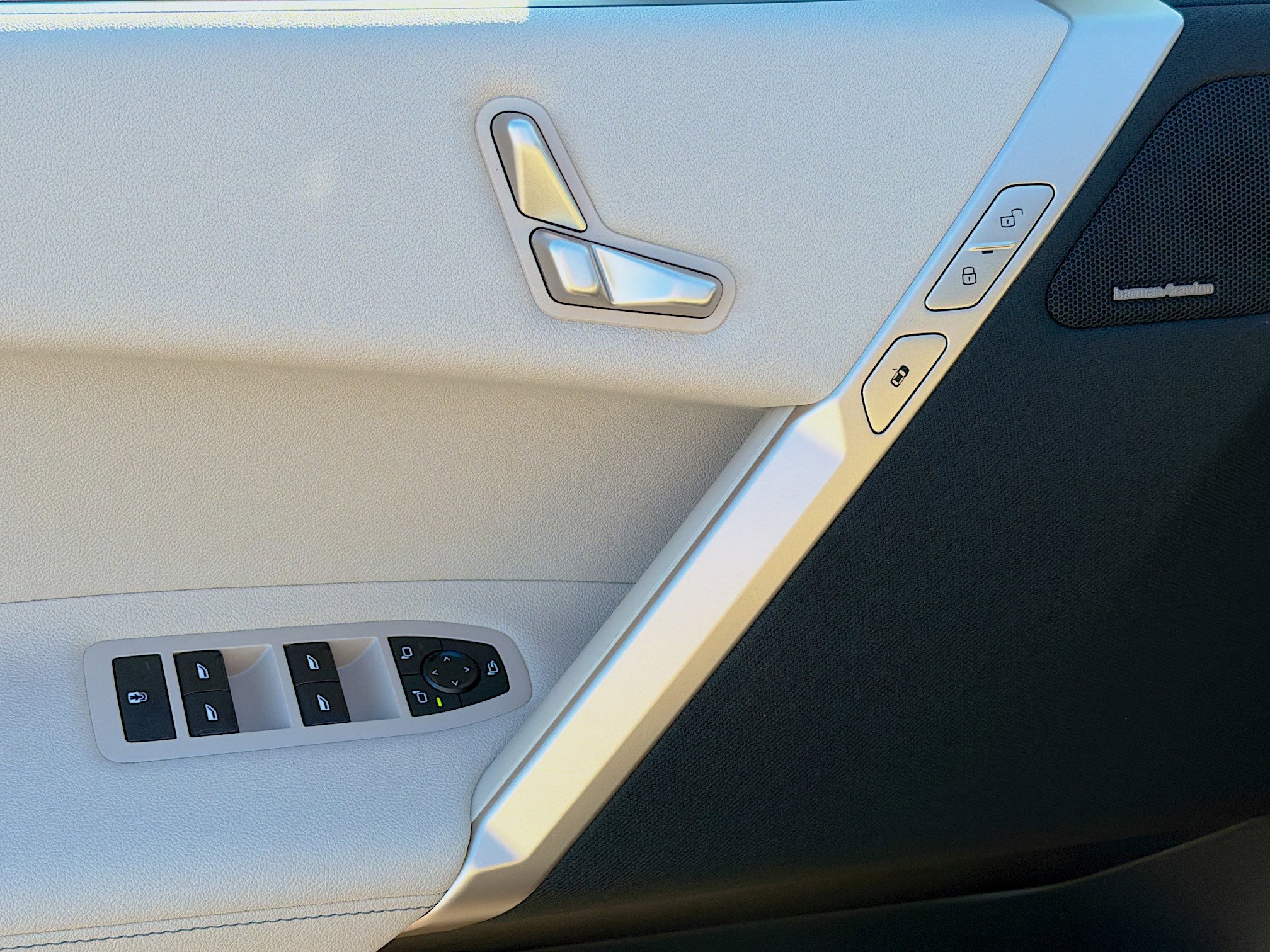 New 2026 BMW iX xDrive60 w/ Premium Package image 23