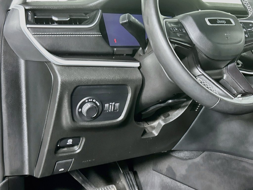 Used 2023 Jeep Grand Cherokee Laredo w/ Luxury Tech Group I AWD/4WD image 12