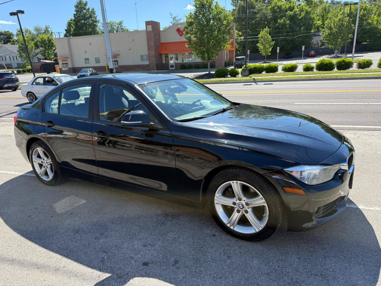 Used 2014 BMW 320i xDrive Sedan AWD/4WD image 2