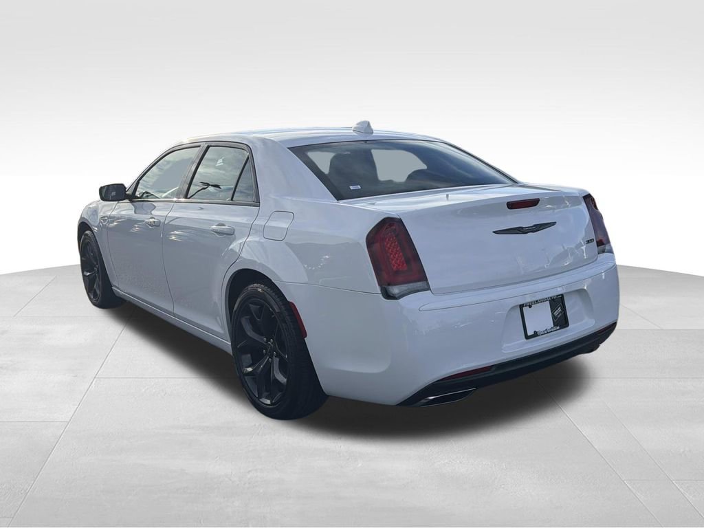Used 2023 Chrysler 300 Touring w/ Sport Appearance Package image 5