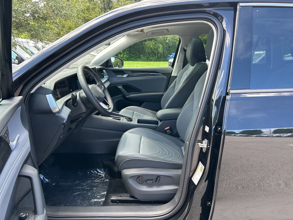 New 2025 Volkswagen Tiguan SE image 9