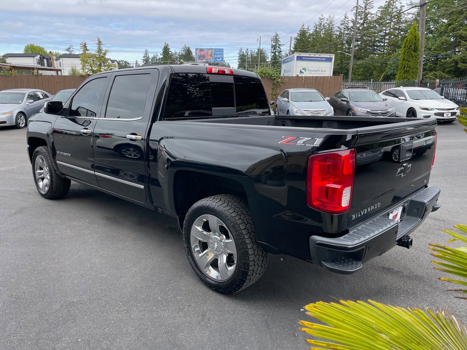 Used 2018 Chevrolet Silverado 1500 LTZ Z71 w/ LTZ Plus Package AWD/4WD image 5