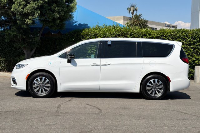 Used 2024 Chrysler Pacifica Limited FWD image 7