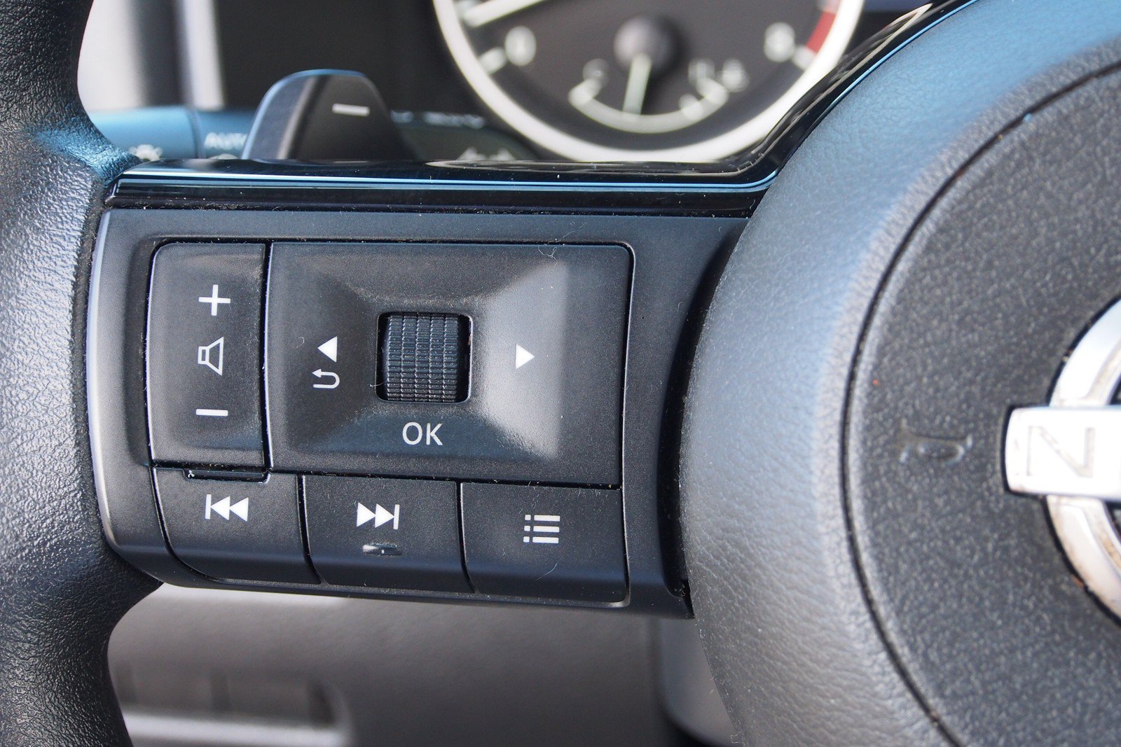 Used 2023 Nissan Rogue SV FWD image 23