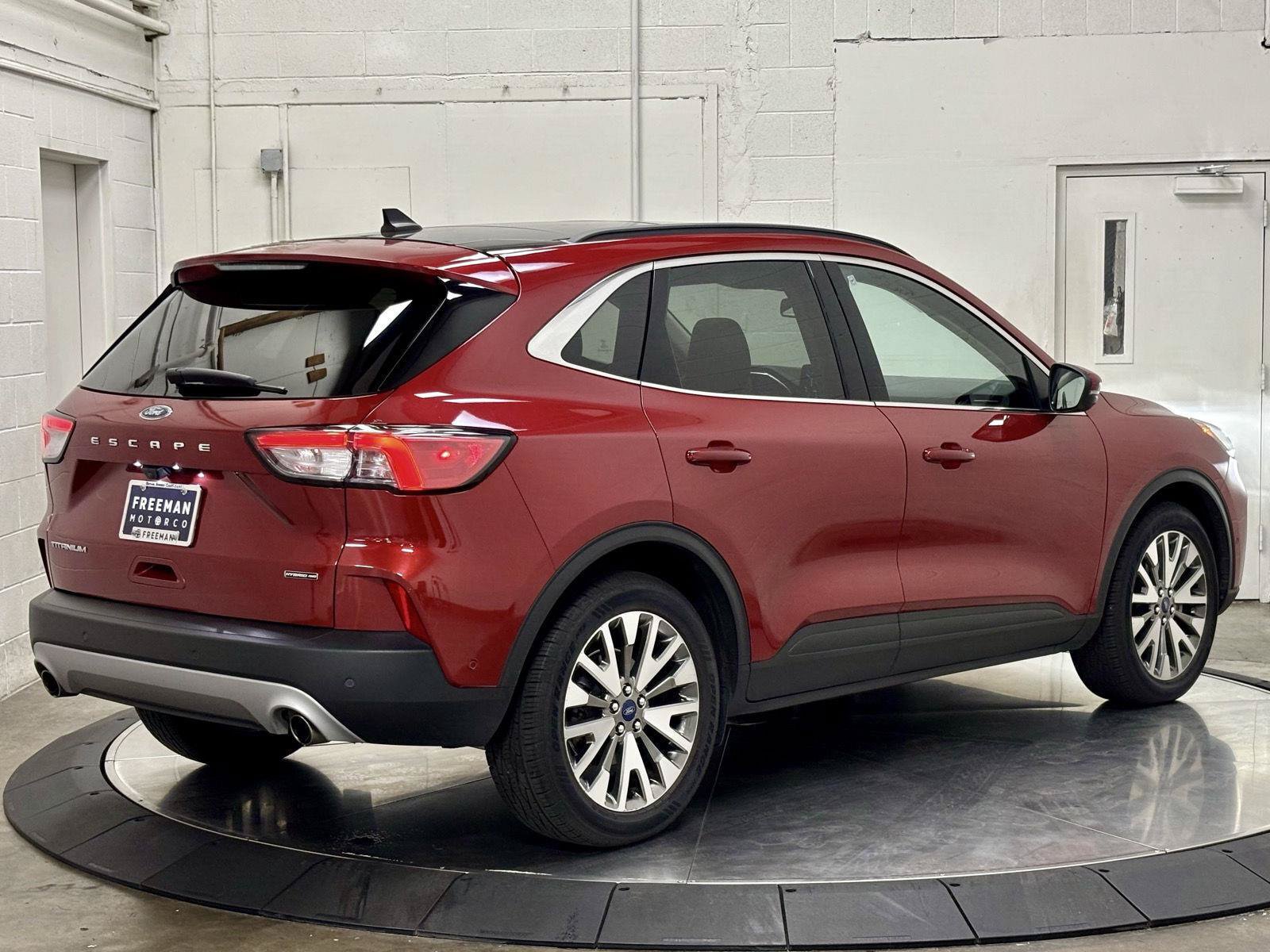 Used 2020 Ford Escape Titanium w/ Titanium Premium Package 2.0 AWD/4WD image 9