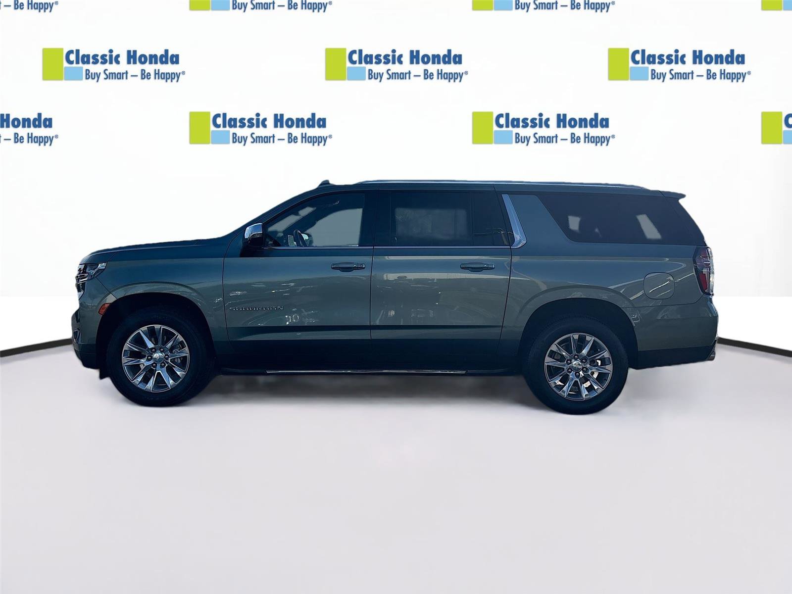 Used 2023 Chevrolet Suburban Premier image 4